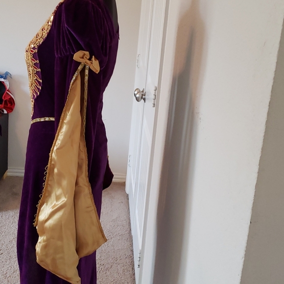 Halloween 🎃 Queen dress size small 👑 - Picture 4 of 9